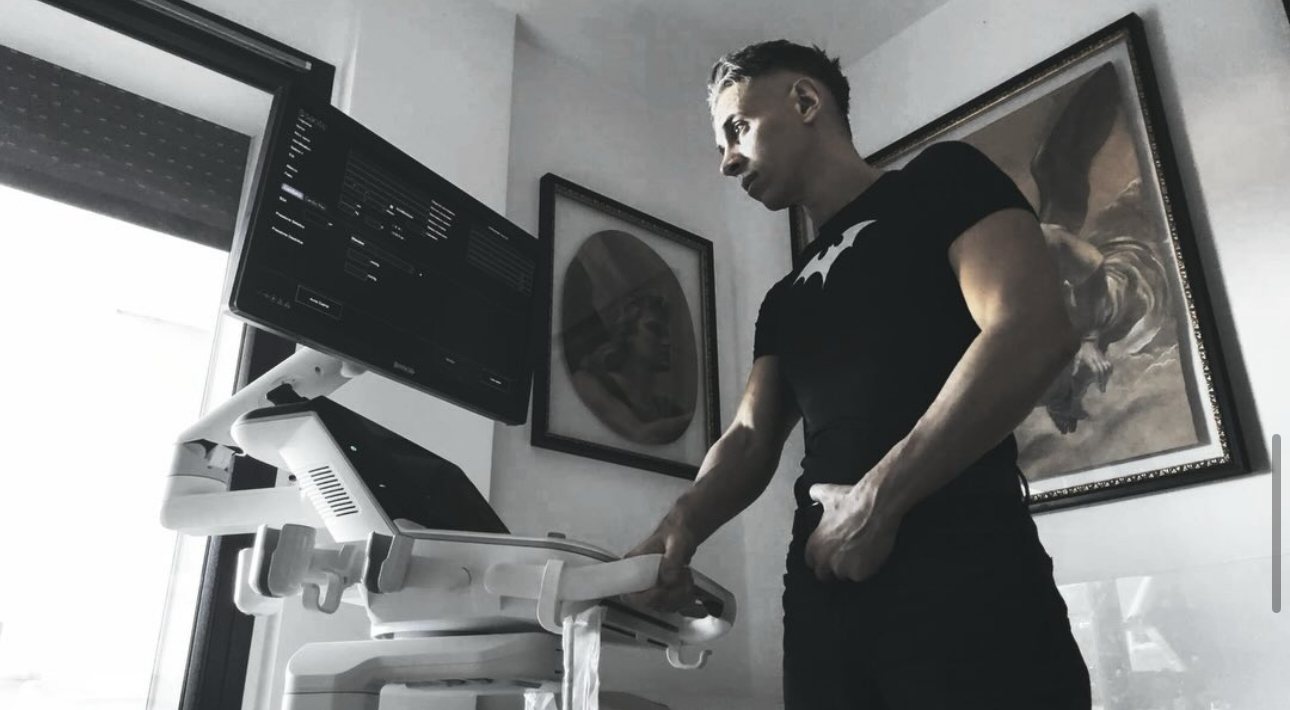 Il Dott. Manuel Stefanelli durante un esame ecocardiografico con ESAOTE MyLab X90